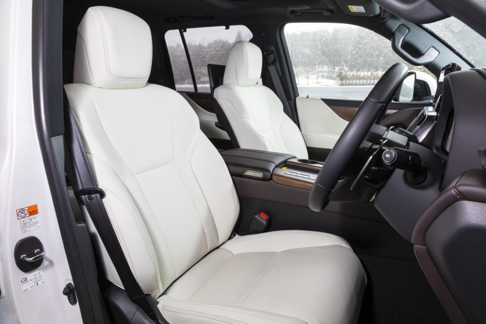 レクサスLX600標準車の前席（内装色：ホワイト＆ダークセピア/オーナメント：ウォールナット）