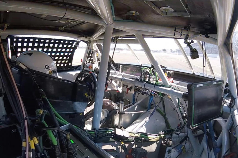 NASCAR車両の実走行の無人衝突テスト