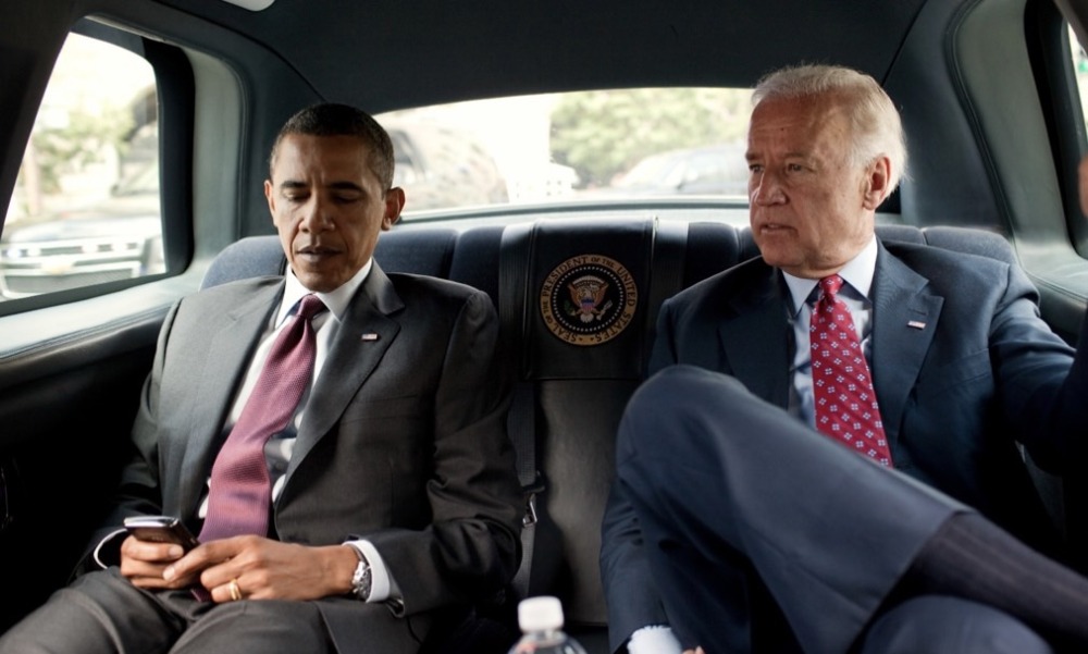 ビーストの中で密談するオバマ元大統領と、当時、副大統領だったバイデン大統領（右）。