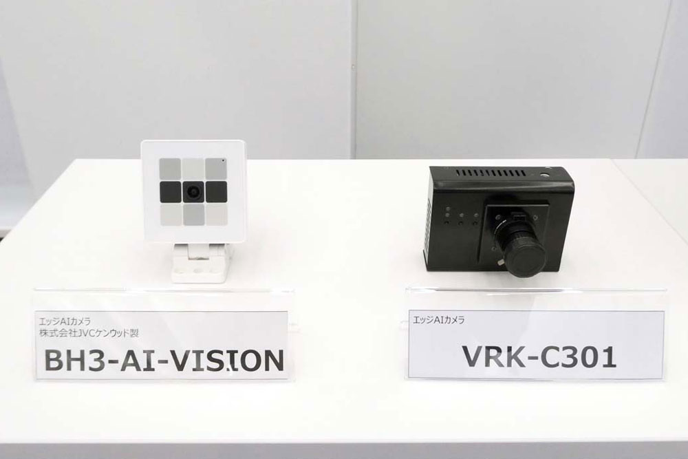 （左）ビューレカのIoTカメラ「ビューレカ・カメラVRK-C301」。（右）JVCケンウッドが取り扱っているエッジAIカメラ「BH3-AI-VISION」は、ビデオカメラやドライブレコーダーなどの開発で培った同社の映像光学技術が活用されている。