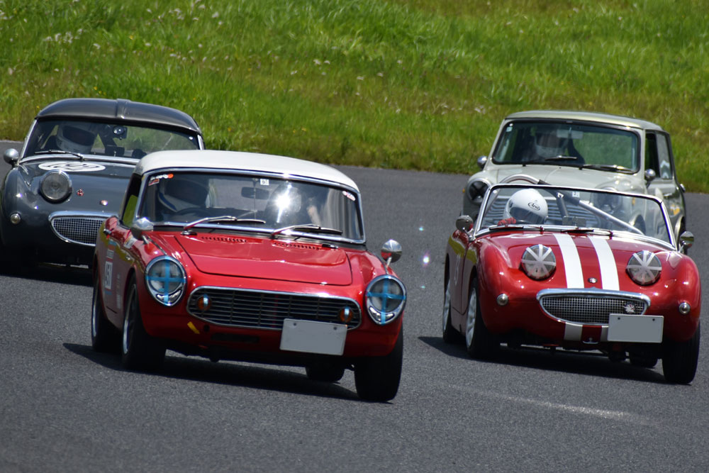 旧車でサーキットを走ると壊れるのでは?コストがたくさんかかるのでは?と思うかもしれないが、経験豊富なショップに車両の製作とサポートを頼めば、そんなことはない。各部を一度ちゃんと仕上げてもらえば、自走でサーキットまで行ってレースを楽しむことができる。走行後にしっかり整備すれば、完調を維持することが可能だ。