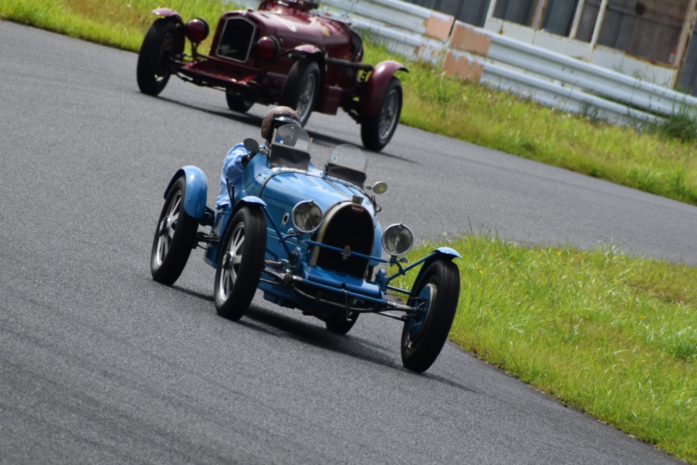 戦前車が走るヴィンテージ・スポーツクラスでは、1931年式ブガッティT51、1930年式アルファ・ロメオ・ティーポ6Cがランデブー走行を披露。その他、1926年式オースチン・セブン モノポストレーサー、1928年式ブガッティT37A、1935年式MG Lタイプ マグナ、1935年式ラゴンダ・レイピア、1935年式MG NAマグネットが出走。