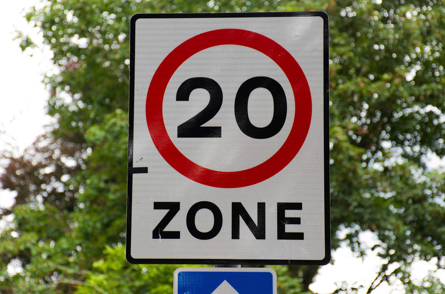 英国ではB道路（市街地など）は48km/hに制限されているが、ウェールズはこれを32km/hに引き下げようとしている。