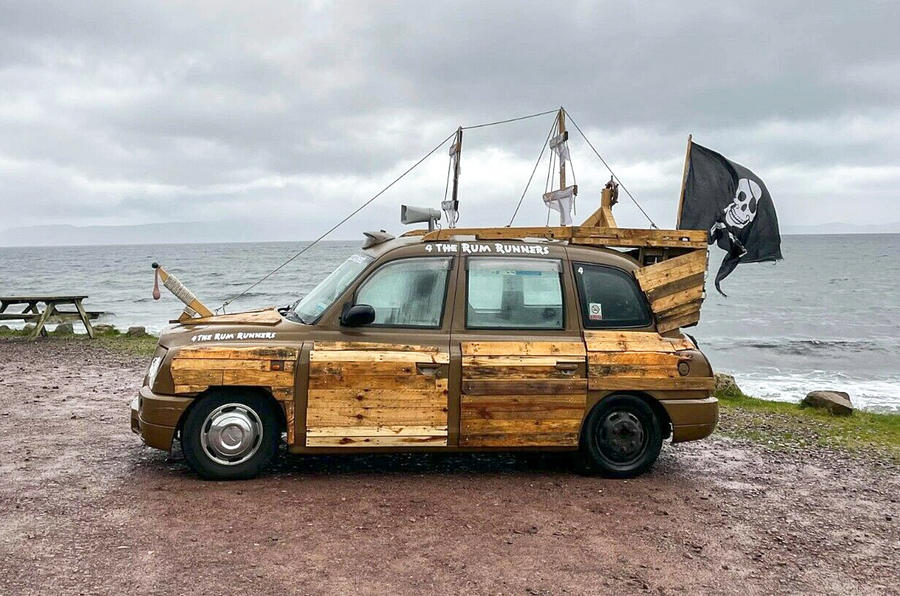 なぜか「海賊船」に改造されたFX4が英国で3万円程度で売られていた。