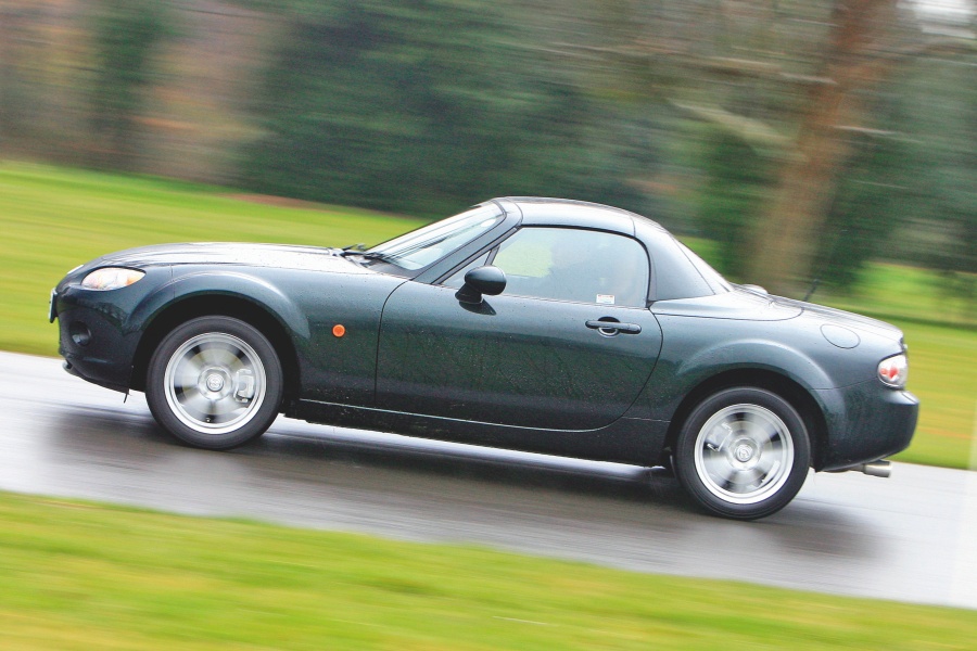 マツダMX-5（ロードスター）リトラクタブル・ハードトップ（NC型／2005〜2015年／英国仕様）