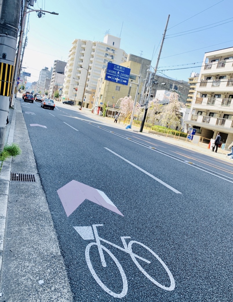 最高速度20km/h以下の電動キックボードは免許不要（16歳以上に限る）。車道または車道上に設置された自転車専用通行帯を走行する。