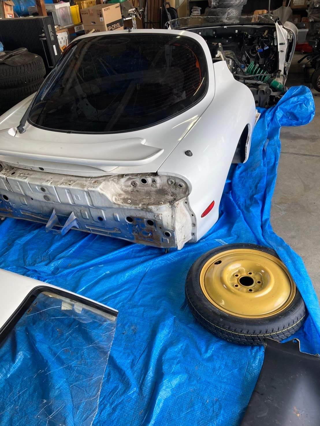 バラバラの状態で発見されたFD(RX-7)。境警察署内で撮影。