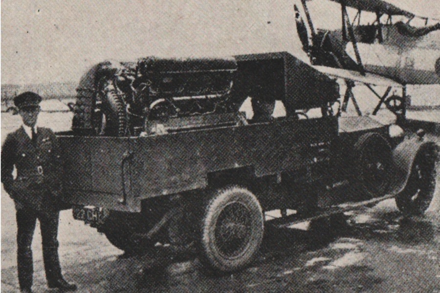 トラックに改造されたロールス・ロイス・ファントムIと、ロールス・ロイスRエンジン