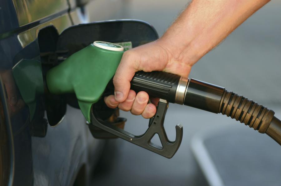 英国では、卸売価格の下落に対して販売価格が高騰を続けていたため、消費者や自動車業界団体などから政府・石油業者へ対応を求める声が上がっている。