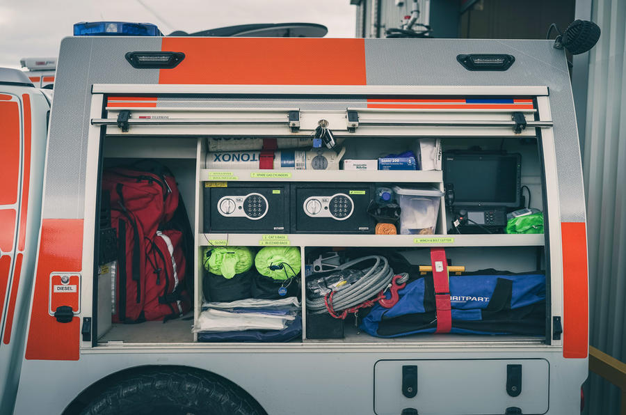 いすゞ・Dマックスのリアポッドには、山岳救助に必要な装備がすべて規則正しく収められている。