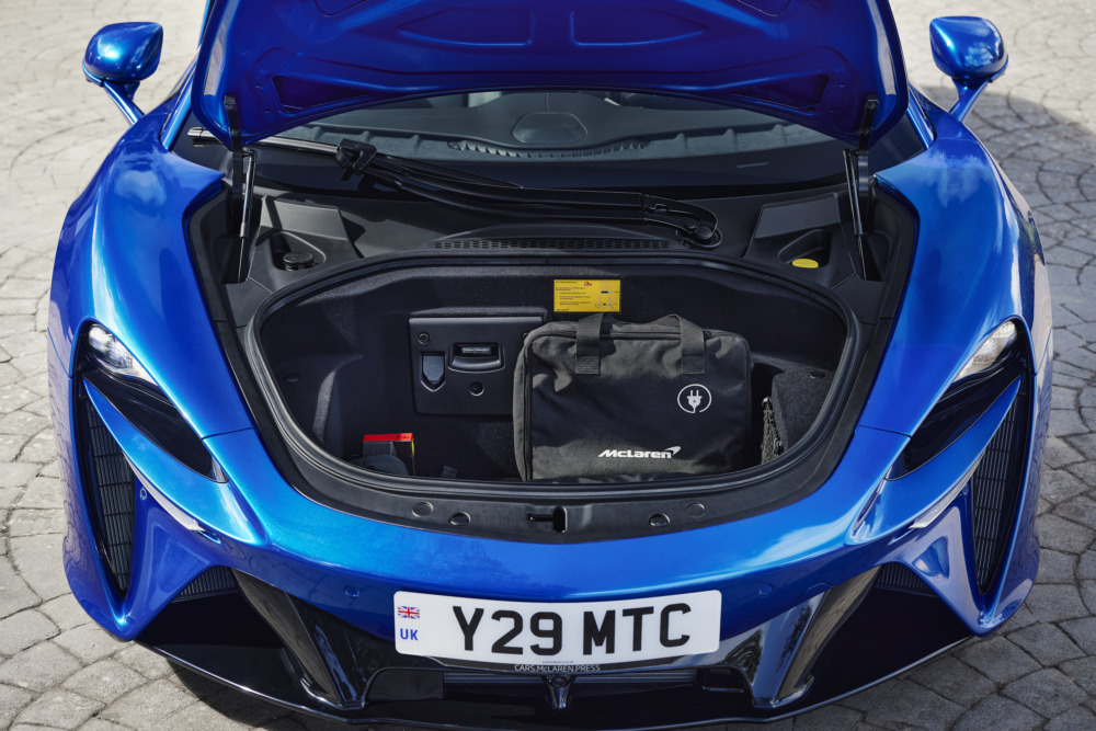 マクラーレン・アルトゥーラのトランク。荷室容量は150L。