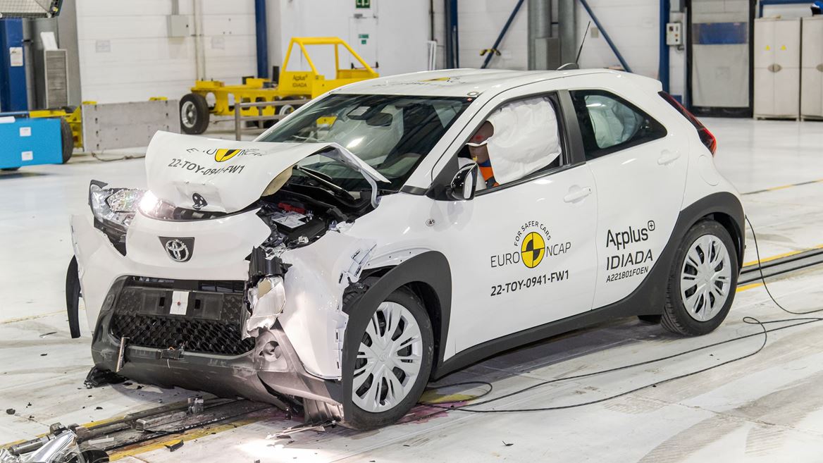 ユーロNCAP自動車安全テストを受けるトヨタ・アイゴX