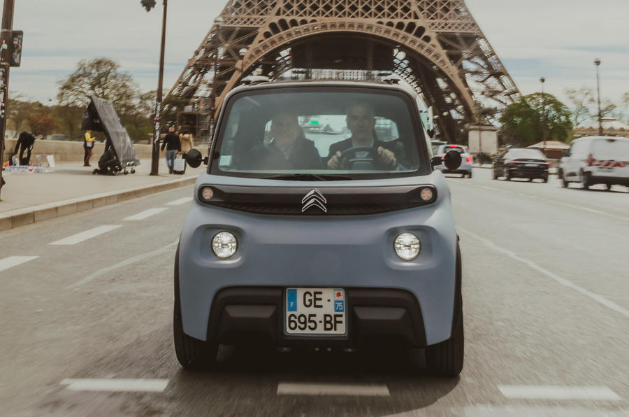 シトロエン・アミは、フランスなど一部の国で運転免許の取得なしに運転できる「超小型車」として発売された2人乗りのEVだ。