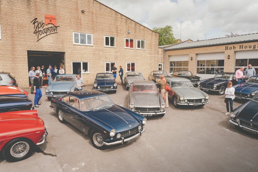 英国のクラブ・ツアーイベントに集まったフェラーリ250 GTEと330 アメリカ