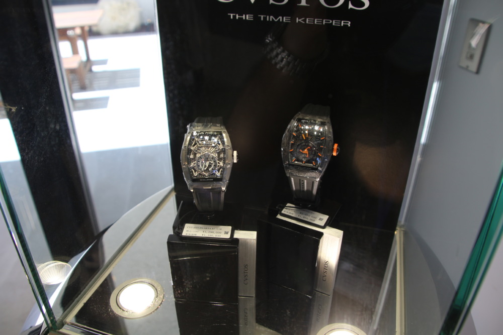 CVSTOS（クストス）とARTAが手を組んだ高級機械式腕時計。