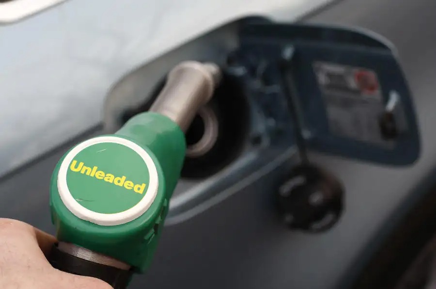 英国のガソリンスタンドでは、緑色のポンプでE10を給油できる。