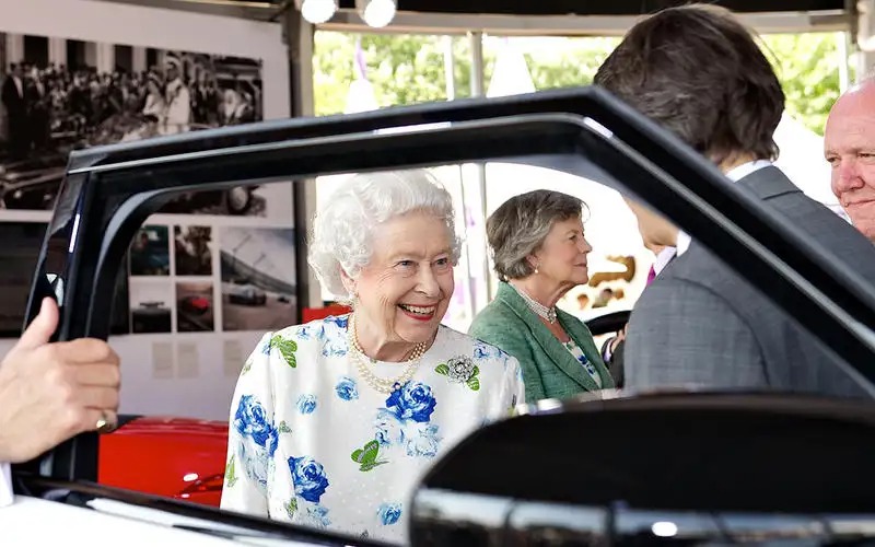 エリザベス女王の死を悼みつつ、彼女のカーライフを讃えたい。女王は生前、クルマとドライブをこよなく愛していた。