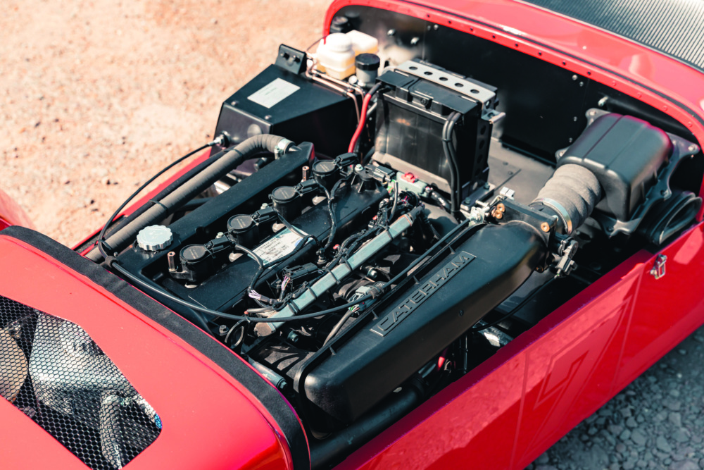 自然吸気のフォード・デュラテック2.0Lは213ps仕様で、最高回転数は7900rpm。ほかのセブンと同じく、フロントアクスルより後方に搭載されるフロントミドシップだ。