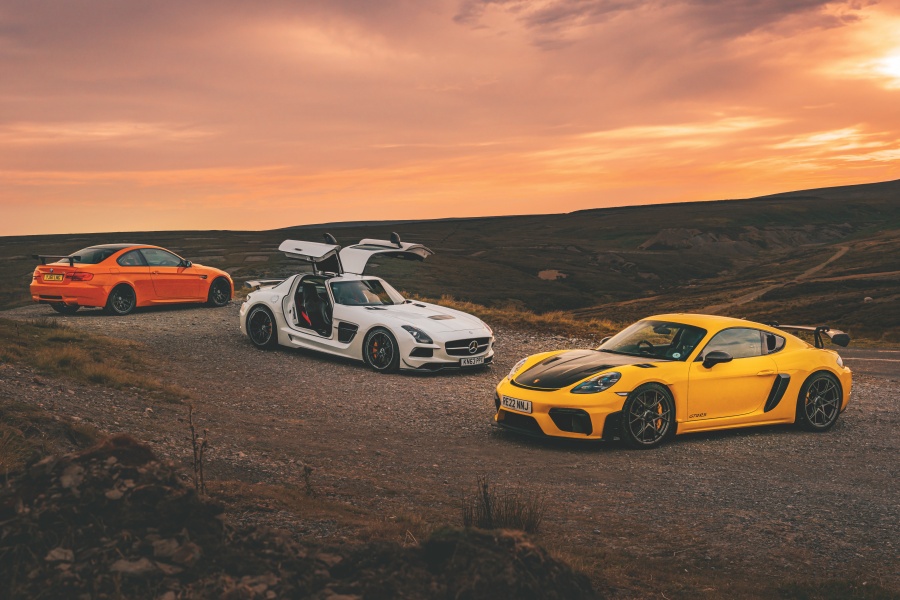 イエローのポルシェ718ケイマン GT4 RSと、ホワイトのメルセデスAMG SLS ブラックシリーズ、オレンジのBMW M3 GTS