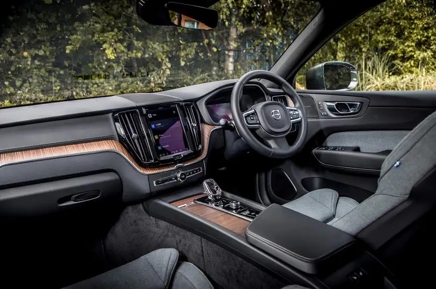 ボルボXC60 リチャージ・プラグイン・ハイブリッドT6 AWD プラス(英国仕様)