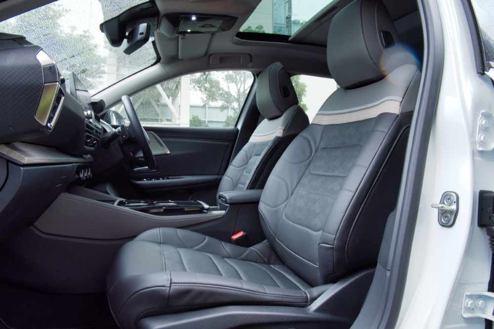 シトロエンC5 Xシャインパックの前席内装。車内のデザインは、「フレンチらしい遊び心」をそこかしこに見つけられる。