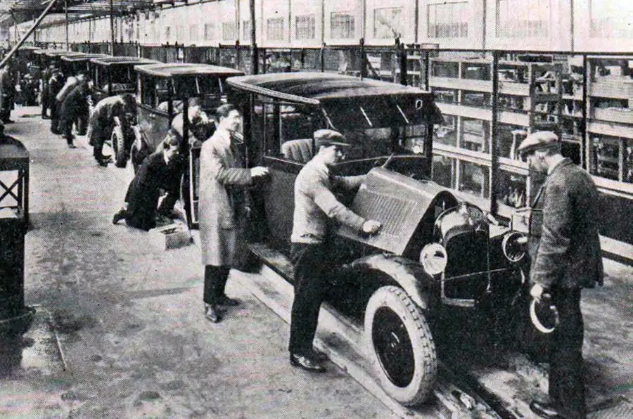 輸入車に対する英国政府の関税回避のため、シトロエンはロンドン近郊のスラウに工場を設けた。