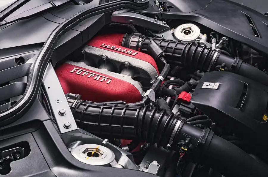 フェラーリ・プロサングエは6.5L自然吸気のF140系V12エンジンを搭載