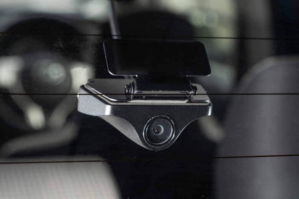 リアカメラはリアウインドウだけでなく、ナンバープレートガーニッシュなど車外にも取り付けられる。