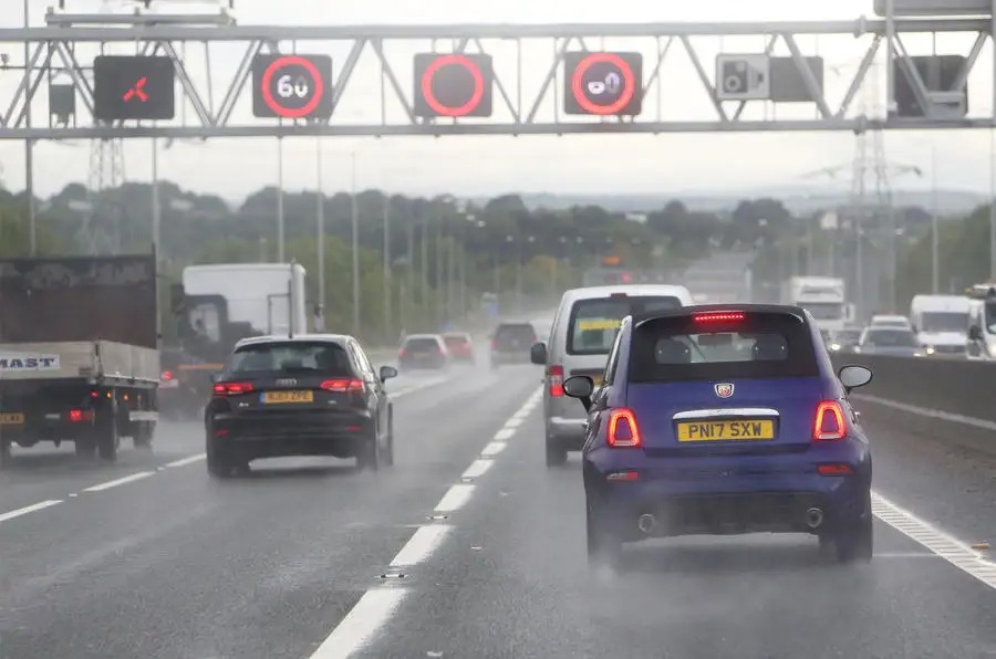 英国で導入されているスマート・モーターウェイ方式は、安全上の懸念が指摘され、物議を醸している。