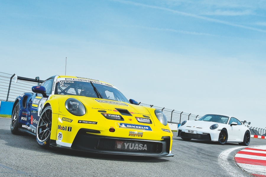 イエローとブルーのポルシェ911 GT3カップと、ホワイトのポルシェ911 GT3