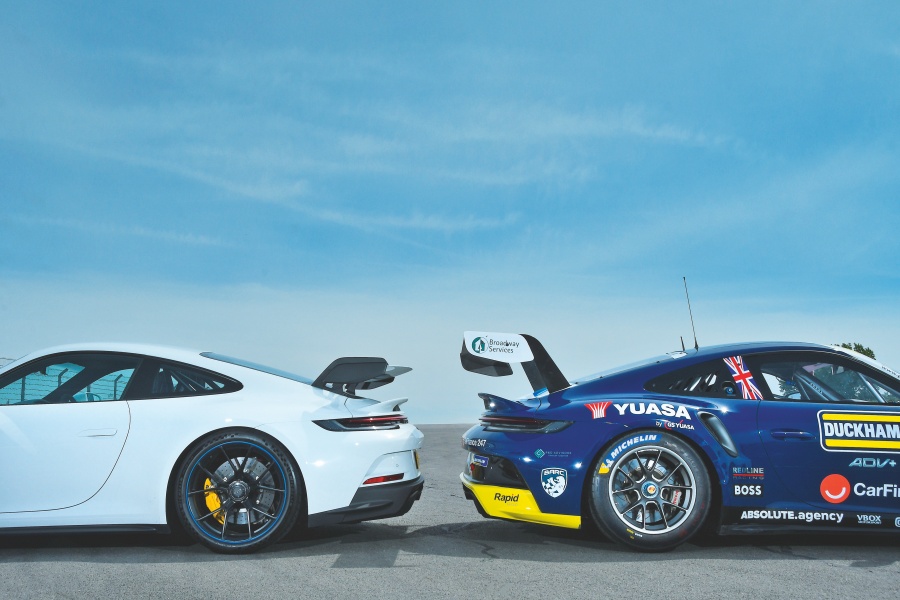 イエローとブルーのポルシェ911 GT3カップと、ホワイトのポルシェ911 GT3