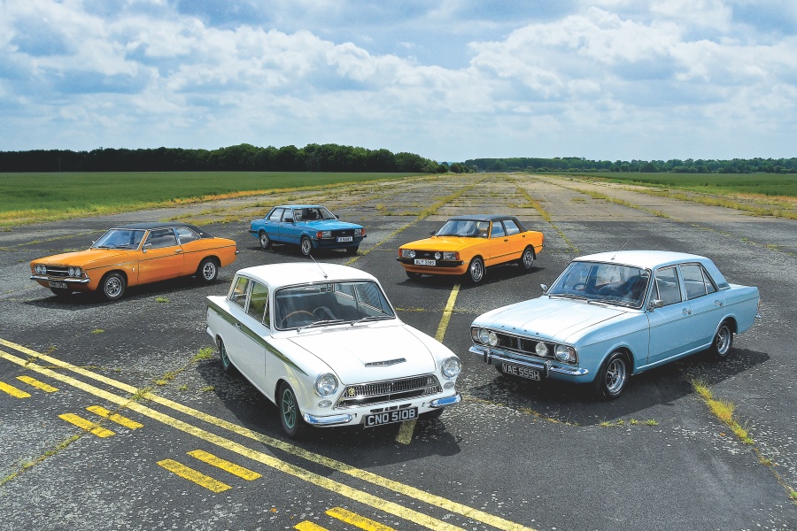 手前からホワイトのロータス・コルティナ（Mk1）、ライトブルーのフォード・コルティナ（Mk2）、オレンジのフォード・コルティナ 2000GXL（Mk3）、オレンジのフォード・コルティナ 2.3S（Mk4）、ブルーのフォード・コルティナ・クルセイダー（Mk5）