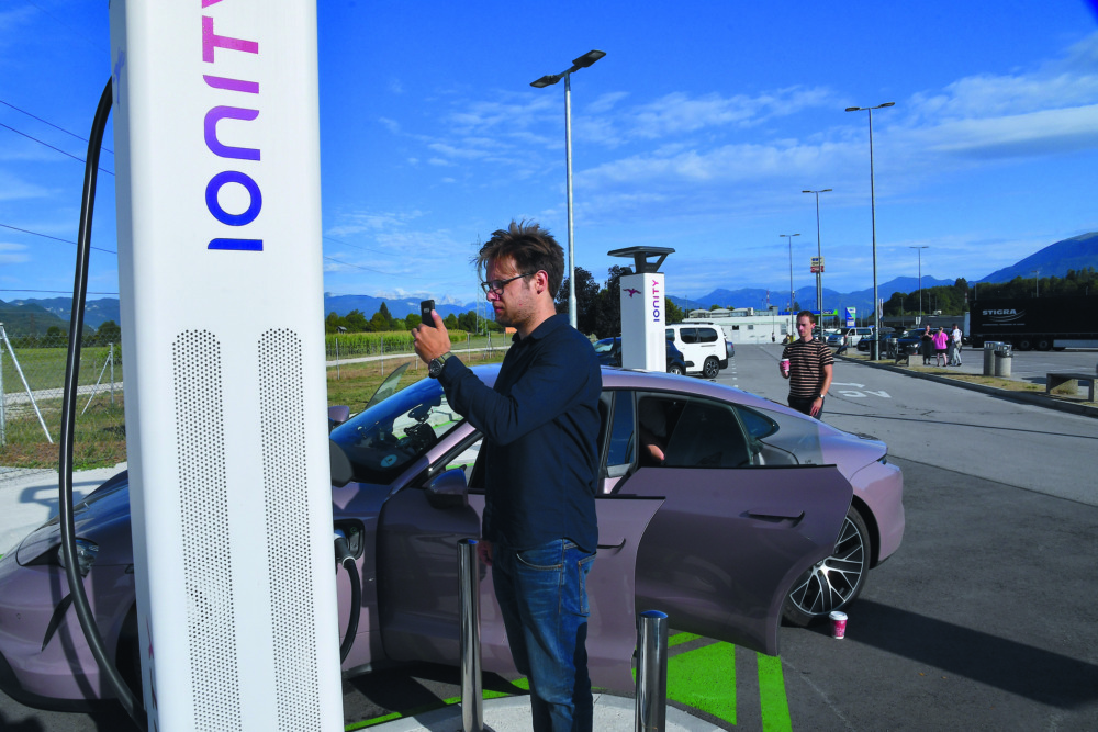 充電は、自動車メーカー数社の合弁会社であるイオニティが展開するチャージャーで行った。