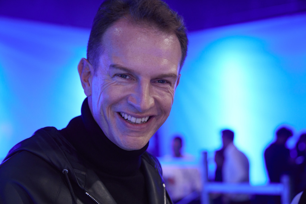 発表会で取材陣に囲まれたアルピーヌCEOのロラン・ロッシ氏。「パフォーマンスをどうやって得られるか。アルピーヌとしてはやはり軽量化なのです。“ライトウェイ道”を歩いていきながら、どんどん限界を超えていく。これこそがA110です」と熱心に語った