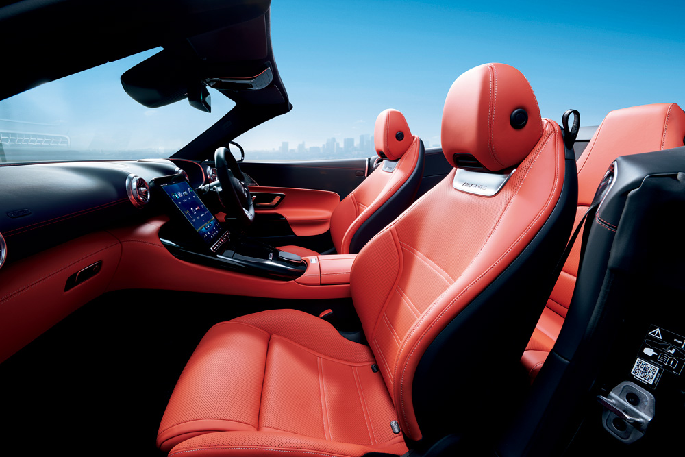 メルセデスAMG SL 43の内装。リアシートについてメルセデス・ベンツ日本法人は、「安全上の理由から後席は対応身長150cm以下、チャイルドシート装着時は対応身長135cm以下となります」と説明している。