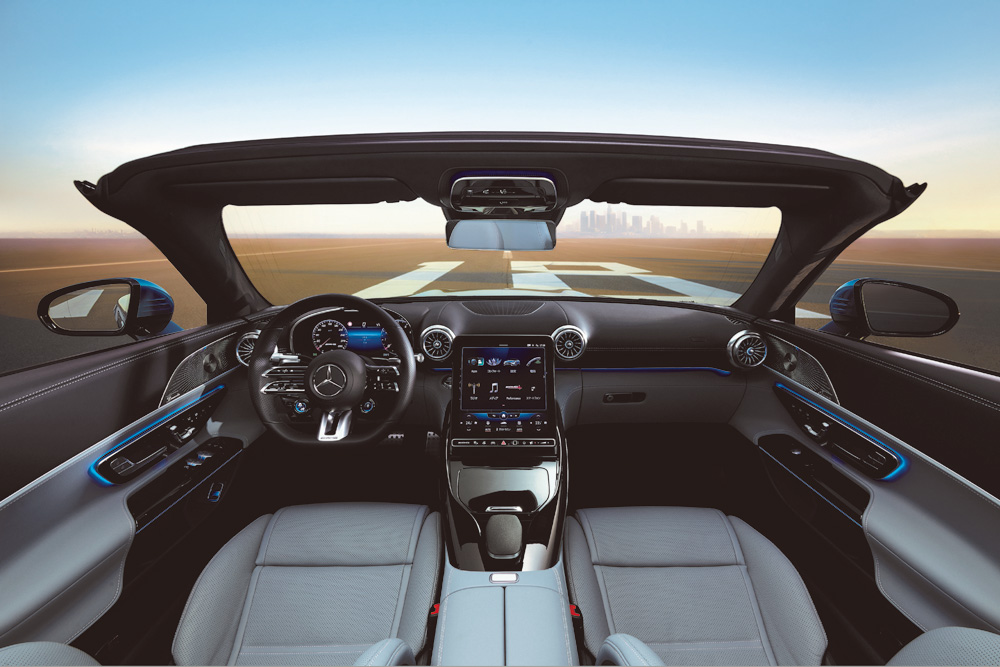 メルセデスAMG SL 43の前席内装。ドライブモードは「コンフォート」「スポーツ」「スポーツ＋」「レース」「スリッパリー」「インディビデュアル」が選択できる。
