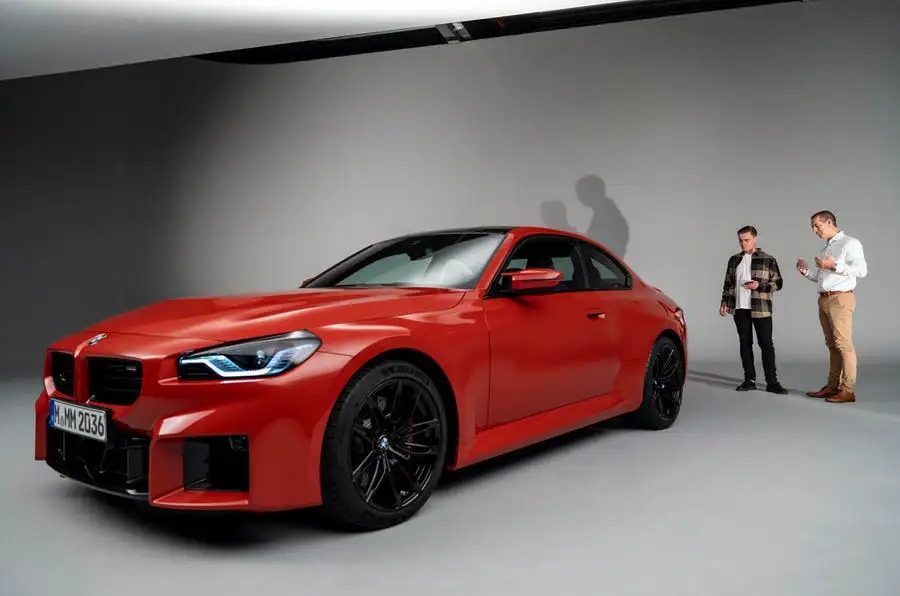 BMW Mのフランク・ファン・ミールCEOは、新型M2は派手さを少し抑え、速くなったと語る。