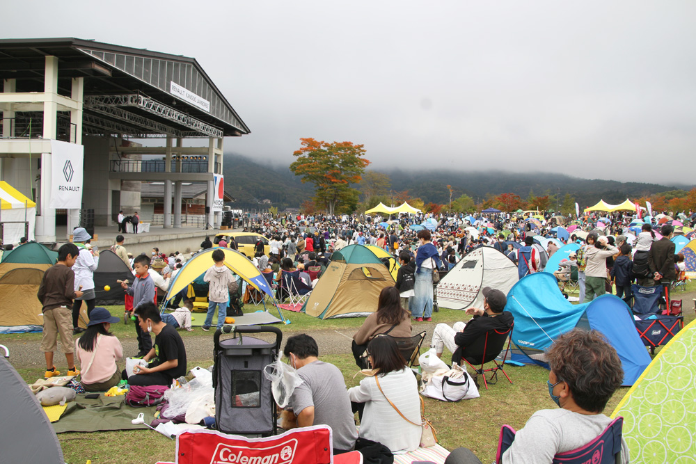 1783台のカングーが集い、5000人以上が見守った新型披露。メイン会場は、ヒト、ヒト、ヒト。