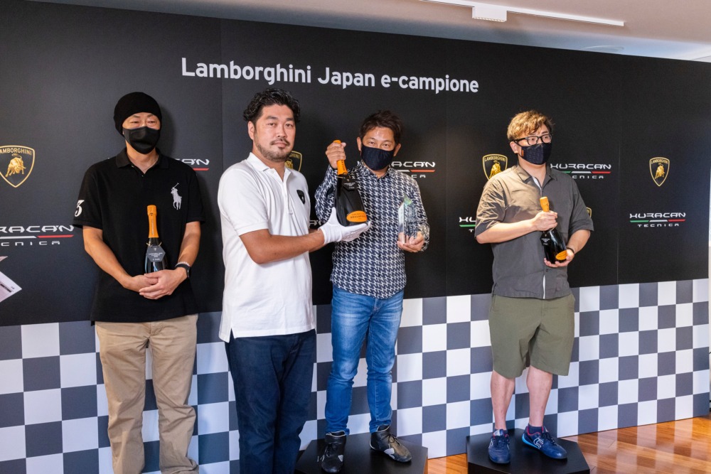 ランボルギーニ ジャパンの山岸靖輝マーケティングPRマネージャーからIchiroさんへトロフィーが手渡されると、会場から盛大な拍手が!
