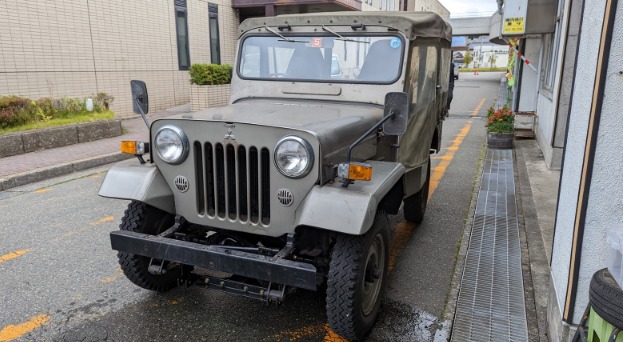 岡谷市の出品した三菱ジープ