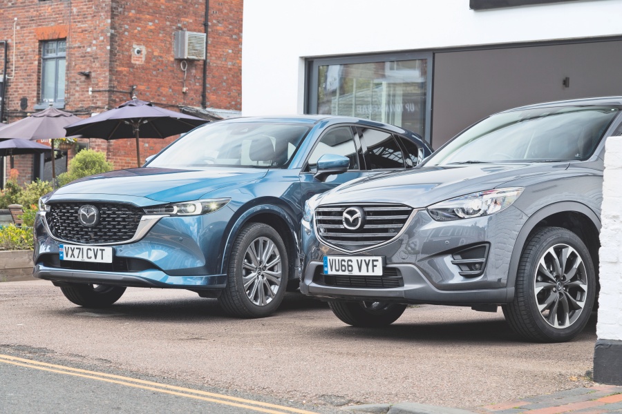 初代マツダCX-5(右)と、2代目マツダCX-5 2.5 GTスポーツ・オート AWD(左)
