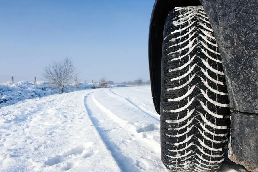 冬用タイヤの重要性と、冬の運転で注意すべきことをまとめて紹介する。