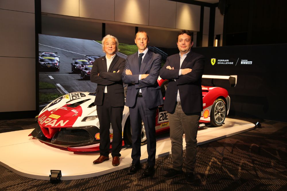 左からフェラーリジャパン稲垣光司レース・ダイレクター、フェデリコ・パストレッリ・フェラーリジャパン社長、コルセ・クリエンティ・アジアパシフィックのフィリッポ・ザニエリ代表。