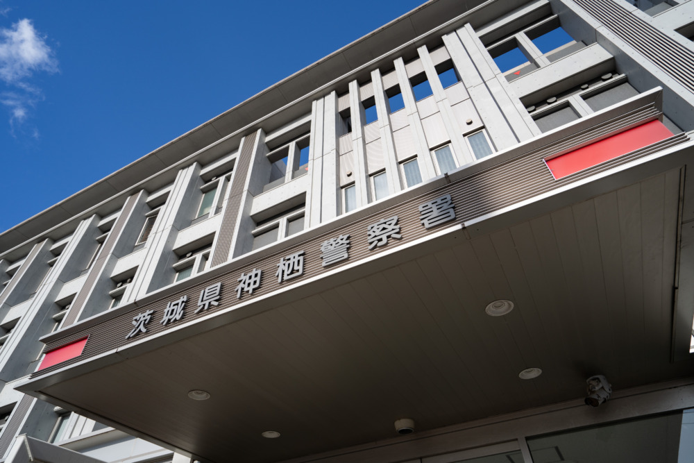 警察は地権者の男性を「傷害」で逮捕した。「過失」でケガを負わせた場合に適用される「過失運転致傷」よりも重い、「故意」でケガを負わせたとして逮捕に至った。