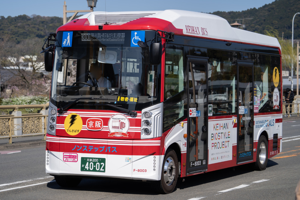 京都府の京阪バス（写真）などではBYD製のEVバスを保有。BYDの六価クロム使用報道後、一部の事業者ではバスの運行休止の対応をとったが、報道から1か月が経過した現在はどのような対応をとっているのだろうか。