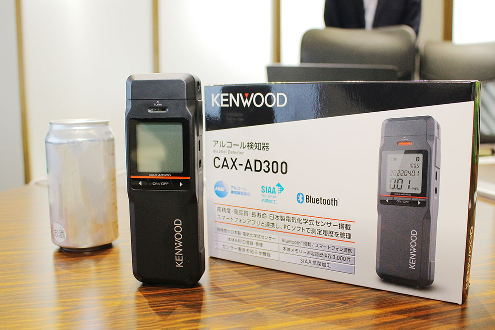アルコール検知器(写真)の使用・保持は、緑ナンバー車を使う運送事業者ではすでに義務化。今後、約34万にのぼる一部の白ナンバー事業者も対象になる。