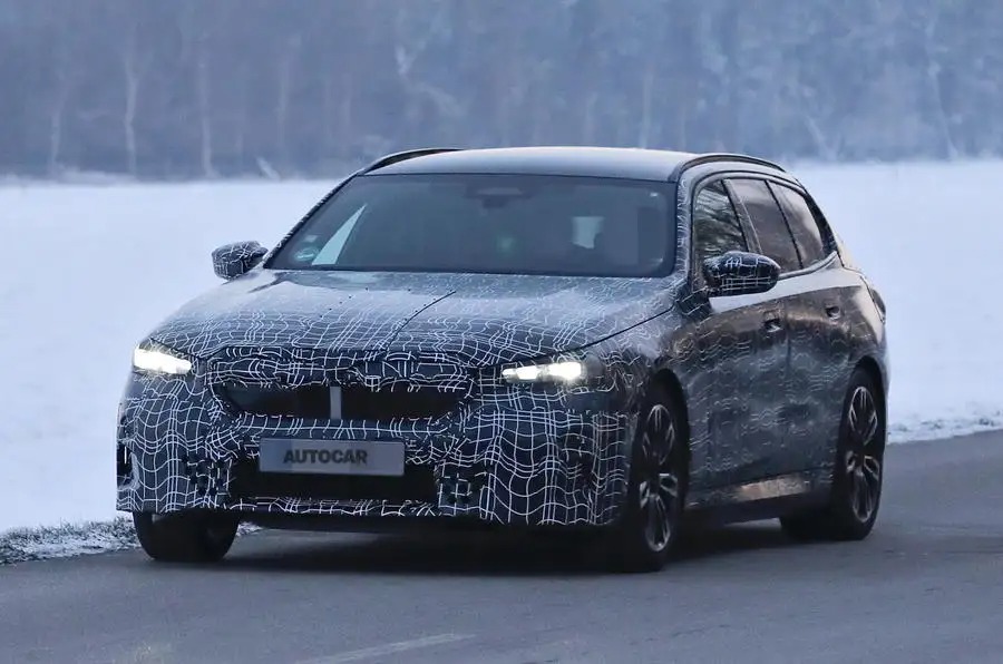 ドイツで目撃されたBMW 5シリーズ・ツーリングのプロトタイプ（i5ツーリングと思われる）。