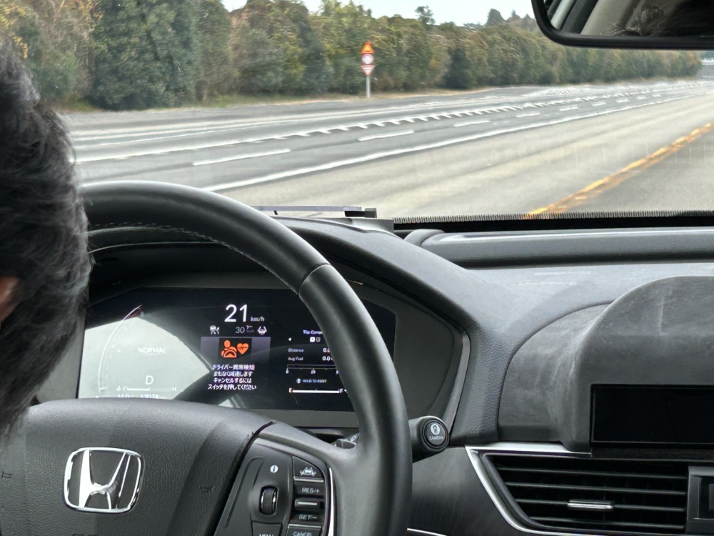 ドライバー異常時に、自動で減速～停車する様子。メーター内の操作要求表示や、警告音が徐々に強くなっていく。ダッシュボード中央の黒い枠が、ドライバーをモニタリングする近赤外線ライトを内蔵したカメラだ。