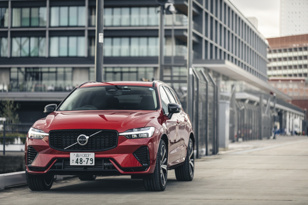 ボルボXC60リチャージ・アルティメットT6 AWDプラグインハイブリッド。リチャージ＝プラグインハイブリッド、アルティメット＝上級トリムと解す。