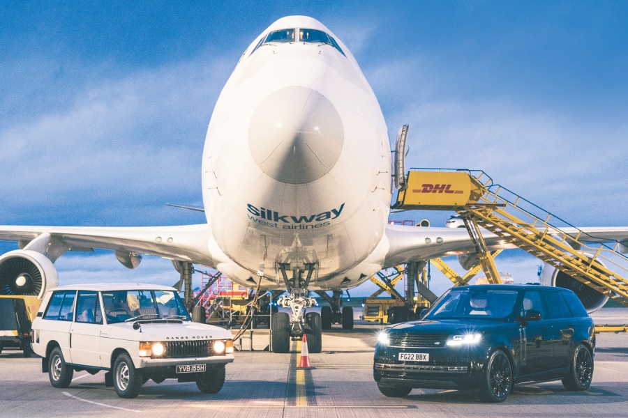 ボーイング747-400Fと、ホワイトの初代ランドローバー・レンジローバー、ブラックの5代目ランドローバー・レンジローバー